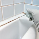 Фото по теме: Как заделать щель между ванной и стеной чтобы не текла вода