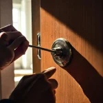 Фото по теме: Что делать если заклинил замок межкомнатной двери