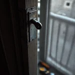 Фото по теме: Что делать если балконная дверь провисела и не запирается на ключ